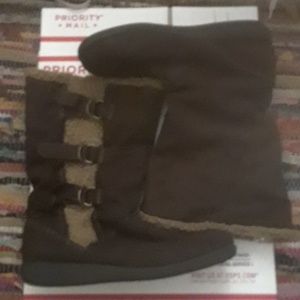 Airwalk fuzzy boots like New size 8.5